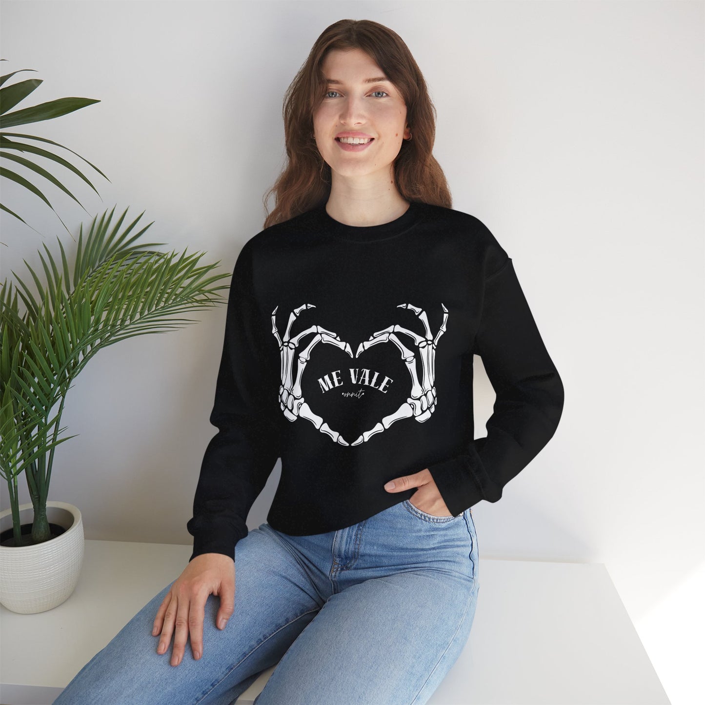 Sobre Todo - Me Vale Crewneck | Unisex Graphic Sweatshirt