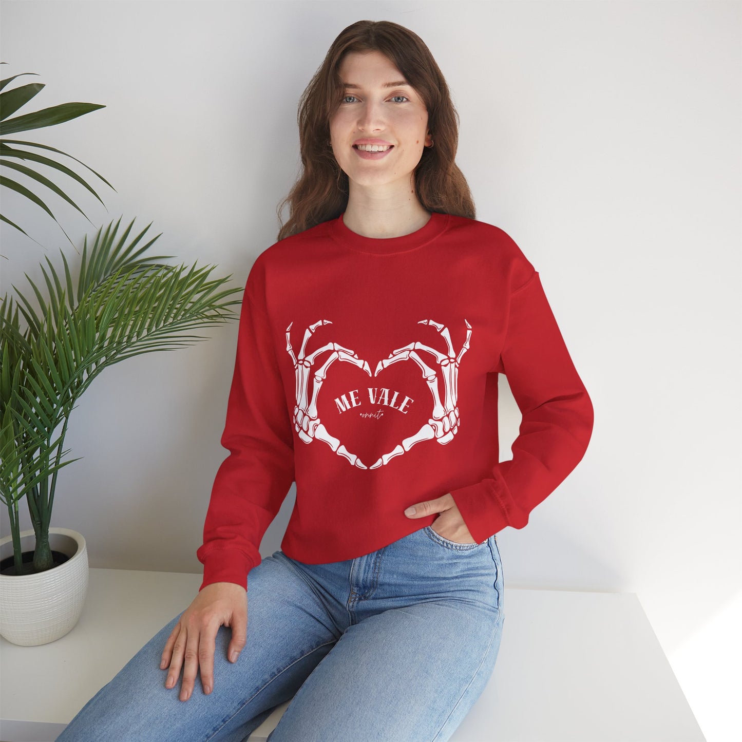 Sobre Todo - Me Vale Crewneck | Unisex Graphic Sweatshirt